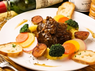 ワインにもビールにも合うこだわりの「肉料理」が楽しめます。