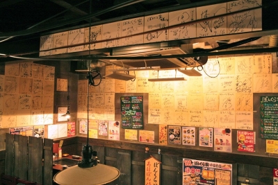 店内には、有名人や芸人さんのサインも。大阪人が普段使いとして通うお好み焼き・鉄板焼のお店です。