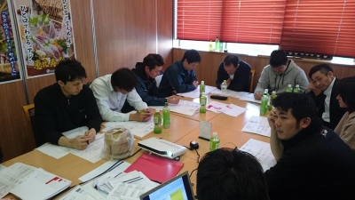 自慢の料理をたくさんのお客様に楽しんでいただけるよう、直営5店舗の店長や料理長が会議をすることも。