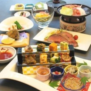 庭園を眺めながら、こだわりのお料理をお楽しみいただいています。