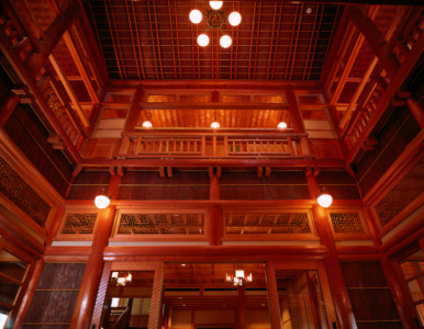 国の有形文化財にも登録された本館。歴史あるたたずまいが人気です