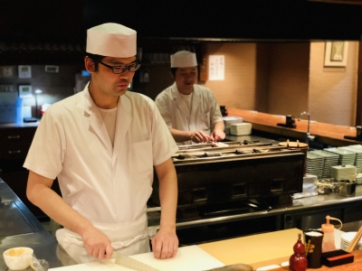 毎週土曜日の営業終了後、焼き練習の時間を設けています。