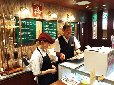 様々なアルバイトスタッフとの会話も笑顔でスムーズに!「挨拶・言葉遣い」も大切にしています◎