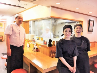 「大宮 大勝軒」のスタッフ。大宮駅から近い場所にあるので、通勤にとても便利です!
