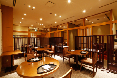 和をベースにした、モダンでシックな店内。落ち着いた雰囲気で心ゆくまでお料理をお楽しみいただけます。