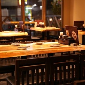 テーブル席から座敷、カウンター、テラス席とさまざま。最大100名まで宴会対応しています。