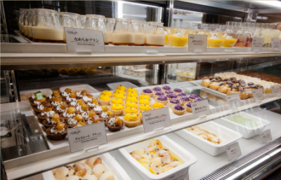色とりどりのスイーツが並ぶショーケース。