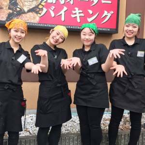 食肉・外食事業を行う株式会社ゼンショクが運営。「焼肉 でん」はじめ、全国13ブランド73店舗を展開