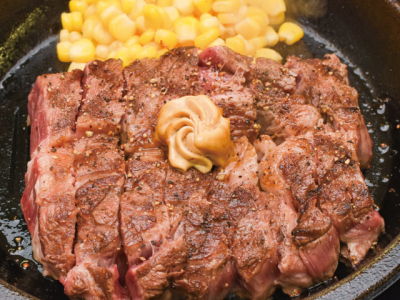 ステーキは、オーダーを受けてからカット場でお肉をカットし、焼き上げます!コスパも最高!