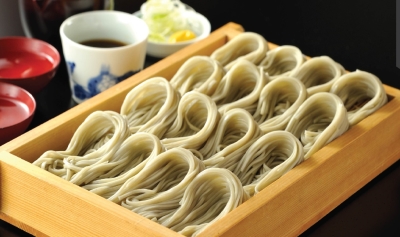 新潟名物「へぎそば」は、へぎと呼ばれる器に盛るのがその名の由来です