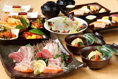 生け簀の新鮮な魚介を使った海鮮丼や刺身のランチ定食や、宴会メニューが自慢です。