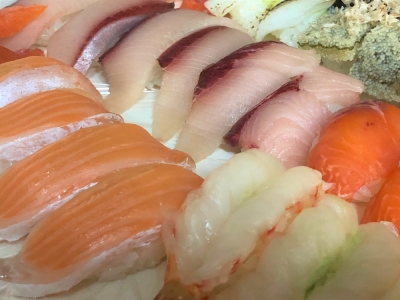 寿司の握り方や、魚のさばき方などは、じっくり学べます!人気回転寿し店。若手が活躍する職場です