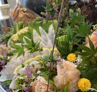 毎日、長浜市場から仕入れる厳選された鮮魚は、長年、魚に携わってきたオーナーの目利がひかります。