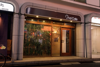 歌舞伎町をちょっと覗き見する感覚の場所にある『2ndCafe』、日常と享楽の狭間で輝きます。