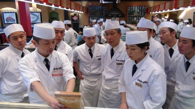当店自慢のベテラン寿司職人と協力し、お客様をおもてなししましょう!