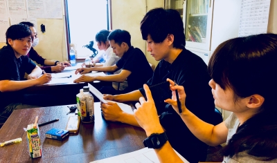 ミーティング中。みんなで話し合って、より良いお店づくりをしていきます。