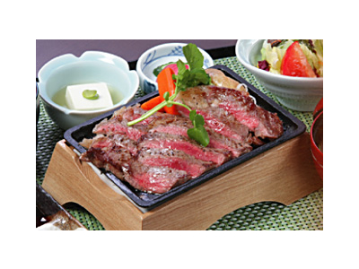 近江牛ステーキを扱ったメニューもご提供。高級食材にも詳しくなれます。