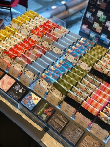 和のモチーフで仕上げた手の平サイズの板チョコレート