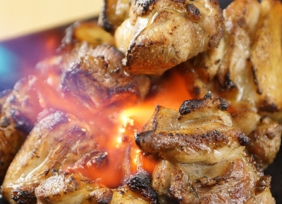 溶岩を使い、鶏肉や新鮮魚介を遠赤外線でじっくりと焼き上げた「溶岩焼き」が人気です!