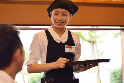 美味しい寿司を召し上がっていただくには、お客様とのコミュニケーションも重要なんですよ。