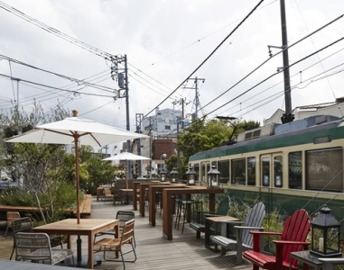 お店のすぐ前を走る江ノ電。鉄道好きじゃなくてもテンション上がりますよ◎