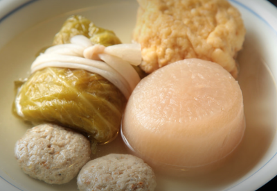琥珀色に輝く出汁のおでんは、醤油を使わない関東風の味付けがこだわり。