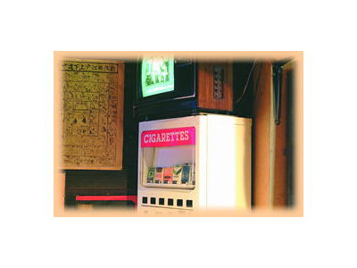 レトロなポスターや雑貨が飾られている店内。子供心に帰れる空間が、年配から若者まで幅広い方に人気です。