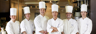20~30代の若手シェフが協力し合い切磋琢磨しながら店を盛り上げています