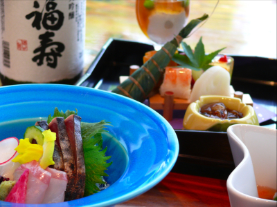 地産地消の食材を使い、盛りつけや器にもこだわった料理をご提供しています。