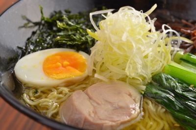 夏限定メニューあり。2016年にオープンしたばかりなので、お店もキレイです。