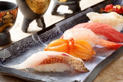 北陸の漁港から仕入れる鮮度抜群のネタが自慢。豊富な種類の魚にふれられるのも職人としてのやりがいです。
