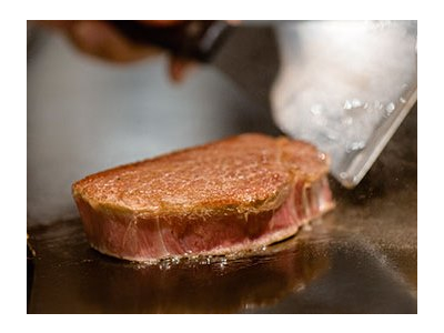メニュー開発にも取り組みながら、一流の焼きの技術を身につけましょう。