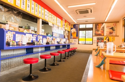 周辺に住む方や働く方を中心に、常連のお客様が多い当店。楽しい会話がはずむこともよくあります♪