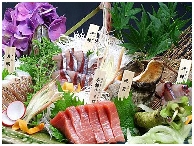鮮魚のほか、完全無農薬にこだわった契約農家直送の有機野菜や愛媛の銘酒など常時20種以上揃うお酒も自慢