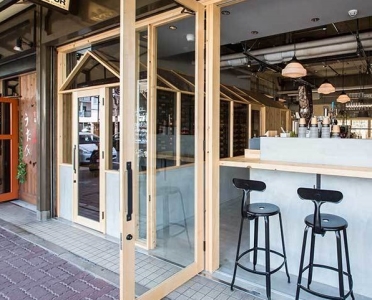 30席ほどの店内。こだわりワインはテイクアウトや店頭販売も可能です。