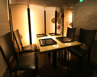 間接照明にやさしく照らされる店内は、まさに大人の空間。