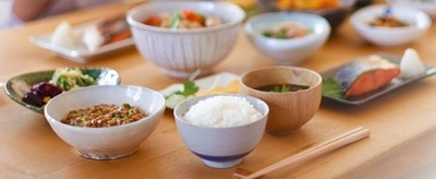 50年以上の老舗給食会社。多彩なメニューを開発しながら、食の総合プロデュースを行なっています。