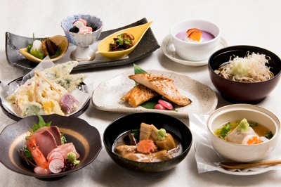 「治部煮」「はす蒸し」「加賀野菜」を愉しめるコース料理など、地元の新鮮な食材を使った郷土料理が自慢