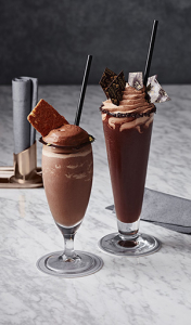 お客さまの注文を受けてからつくる「ATELIER de GODIVA」限定のチョコレートドリンク。