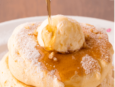 生地にたっぷりのメレンゲを使った、ふわふわのパンケーキを提供しています。