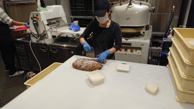 これまでの経験やスキルに応じた業務からスタート。天然酵母にこだわった美味しいパンをつくりましょう。