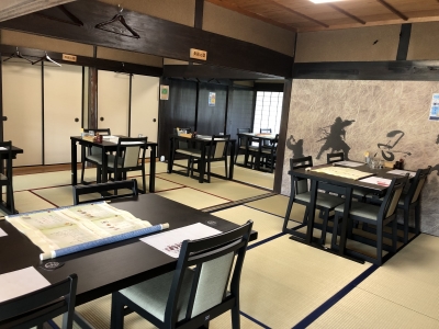 店内は壁に手裏剣が刺さっていたり、忍者の武器があったりなど遊び心があちこちに見られます。