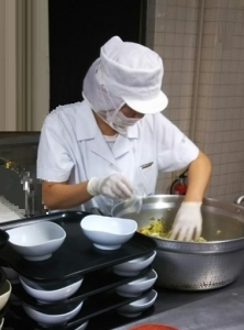 利用者の健康を配慮しながら食事を作ります。大変やりがいのあるお仕事です。