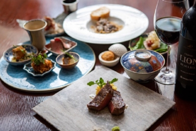 料理はフレンチベースの洋食を提供しています