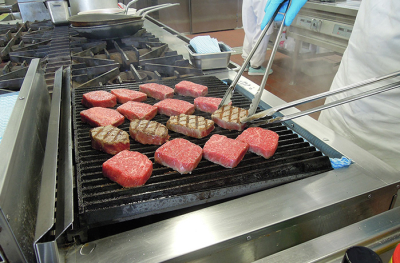 成田空港や羽田空港内の工場で、機内食の調理と生産管理をお願いします。