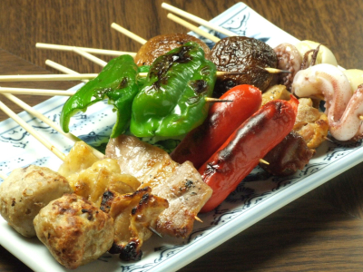 焼鳥や野菜の串焼きが、リーズナブルな価格で楽しめます!カエルやイナゴの佃煮などの珍メニューもあり。