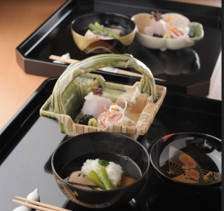 料理は京料理をベースにした正統な日本料理を提供。