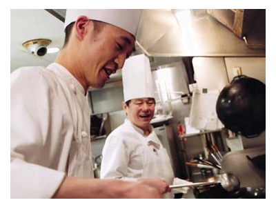 店舗ではベテランの中華料理シェフが多数在籍。卓越した技術が学べます