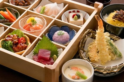 高い調理技術を持った料理人による、和食や中華などのさまざまなメニューが自慢です。