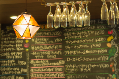 あたたかなランプが灯る店内は、スタッフとお客様の活気であふれています